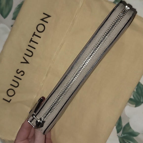 Louis Vuitton Grained Veau Cachemire Comete V Zippy Wallet Grey MI3165 +Dust Bag - Picture 4 of 15